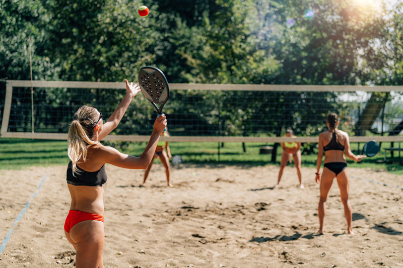 focus sur les variantes estivales beach tennis et autres sports de plage