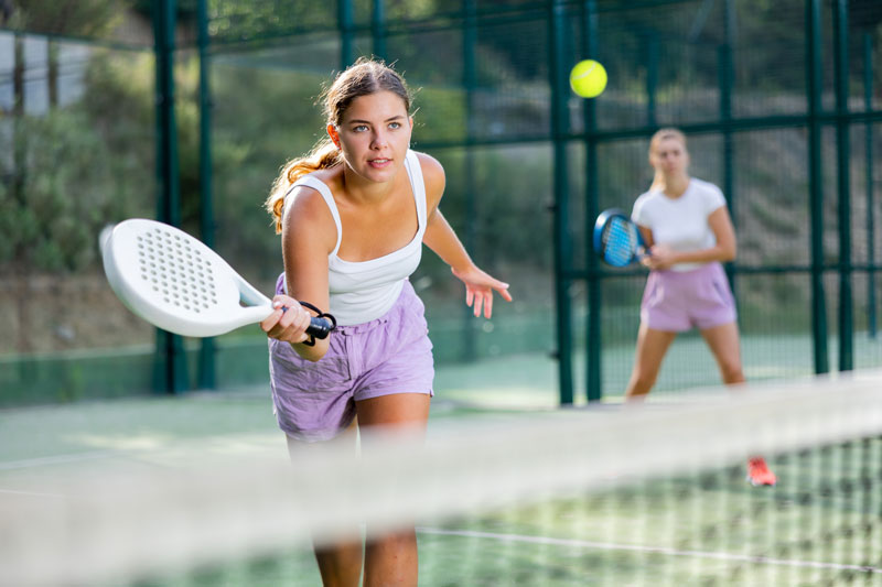 quelles differences entre les sports de raquette