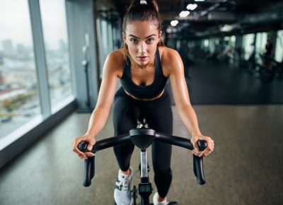 Déficit Calorique : Guide Complet 2025 pour Perdre du Poids (Calcul + Programme)