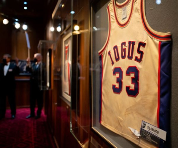 Maillot NBA Record : Le Plus Cher Jamais Vendu aux Enchères (Histoire et Prix)