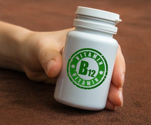 Vitamine B12 effets secondaires : risques, dosage et précautions
